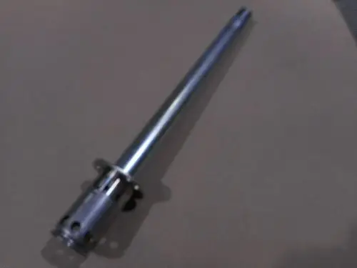 Remeha Gas Düsenstock, metallisches Bauteil mit zylindrischer Form und einer Halterung, auf grauem Hintergrund positioniert.